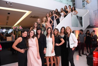 Eduarda Galvani, Laura Falcão, Bettina Becker, Nora Teixeira, Paula Maia, Victoria Coufal e Madeleine Muller com as futuras debutantes da Casa NTX - Foto Silvas Fotografia