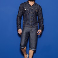 Camisa jeans slin escura e bermuda jeans barra virada e cós com amarração - Modelo Andre Gonçalves Mata