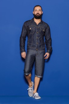 Camisa jeans slin escura e bermuda jeans barra virada e cós com amarração - Modelo Andre Gonçalves Mata