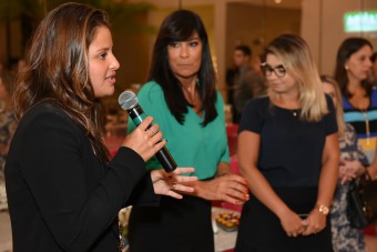 Victoria Coufal falando as mães e futuras debutantes - Foto Silvas e Hunter Fotografias