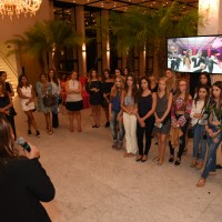 Victoria Coufal falando as mães e futuras debutantes - Foto Silvas e Hunter Fotografias