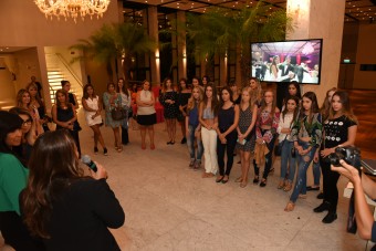 Victoria Coufal falando as mães e futuras debutantes - Foto Silvas e Hunter Fotografias