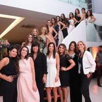 Eduarda Galvani, Laura Falcão, Bettina Becker, Nora Teixeira, Paula Maia, Victoria Coufal e Madeleine Muller com as futuras debutantes da Casa NTX - Foto Silvas Fotografia