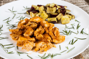 Cubos de frango com legumes - Foto Diego Larré