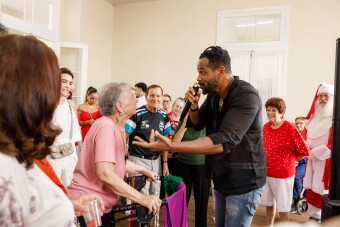 Atração do Bailinho de Natal, grupo SambaTri marca presença mais uma vez no Asilo Padre Cacique - Créditos Guilherme Flores