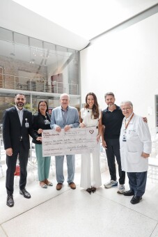 Entrega do cheque referente ao valor arrecadado na 6ª edição do Bazar Claudia Bartelle & Friends. - Créditos Alessandra Pinho