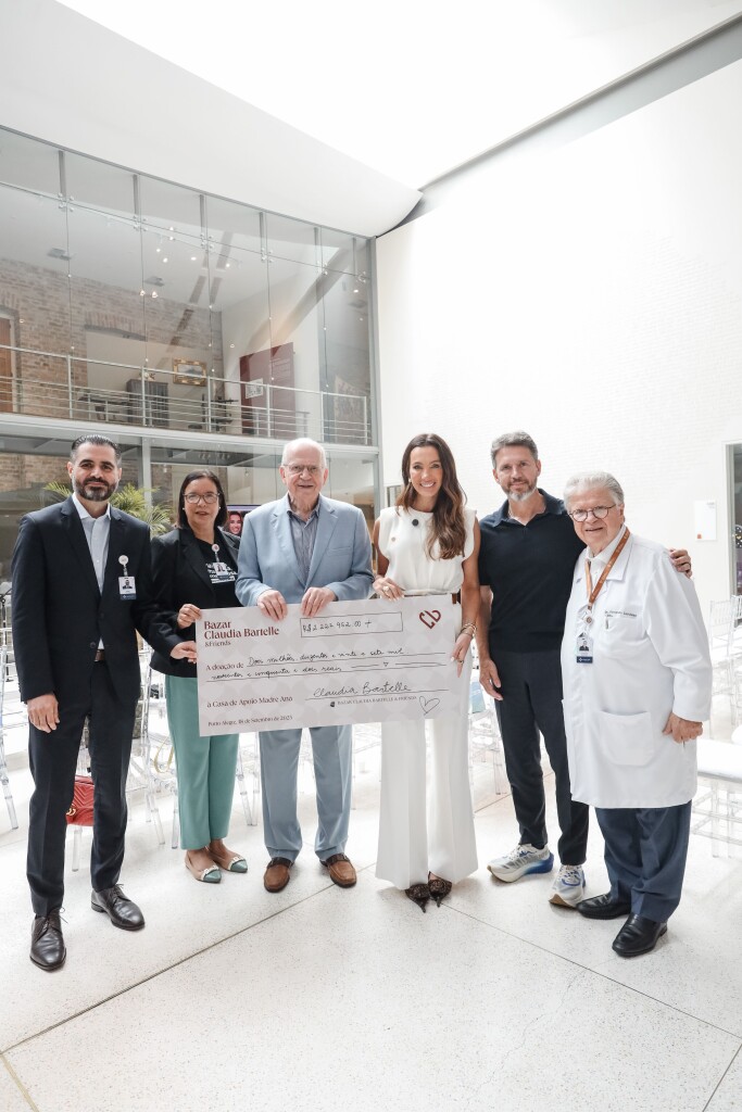 Entrega do cheque referente ao valor arrecadado na 6ª edição do Bazar Claudia Bartelle & Friends. - Créditos Alessandra Pinho